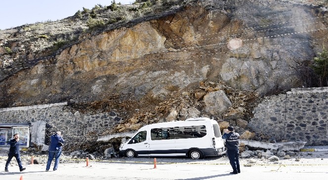 Gümüşhane'de Kayalar Park Halindeki Aracın Üzerine DÜştü