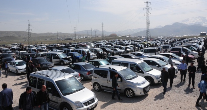Otomobil ve hafif ticari araç satışları Nisan&#039;da azaldı