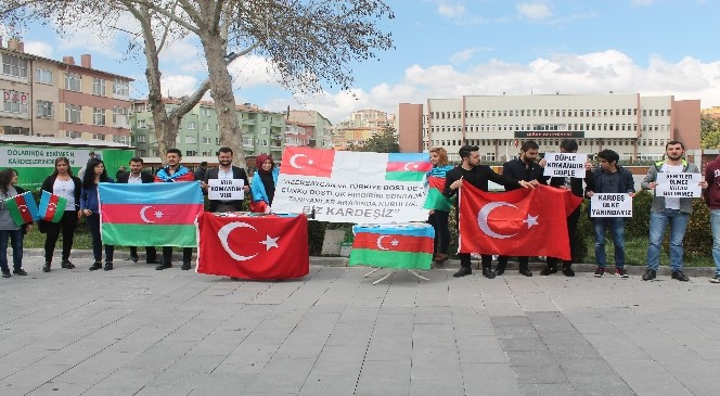 Azerbaycanlı Öğrenciler Şehitler İçin Niğde&#039;de Helva Dağıttı
