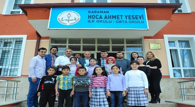 Başkan Çalışkan Öğrencilere Badminton Seti Hediye Etti
