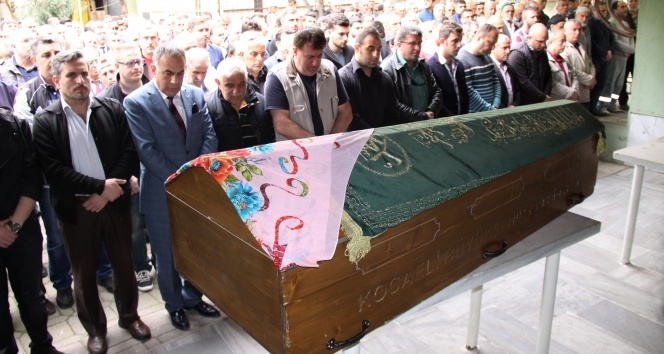 Oğlu tarafından başı kesilerek öldürülen kadın toprağa verildi