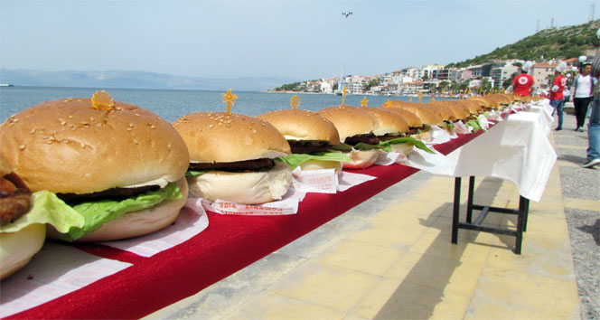Dünyanın en uzun hamburgeri Çeşme'de