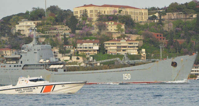 Rus savaş gemisi yine Boğaz&#039;dan geçti! Güvertesinde...