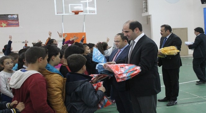 Karaman'da Öğrencilere Spor Malzemesi Dağıtıldı