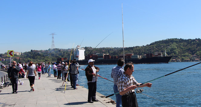 Termometreler 29 dereceyi gösterdi, İstanbullular sahillere akın etti