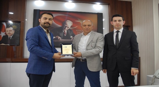 Kmü'lü Öğrencilerden Başkan Çalışkan'a Plaket