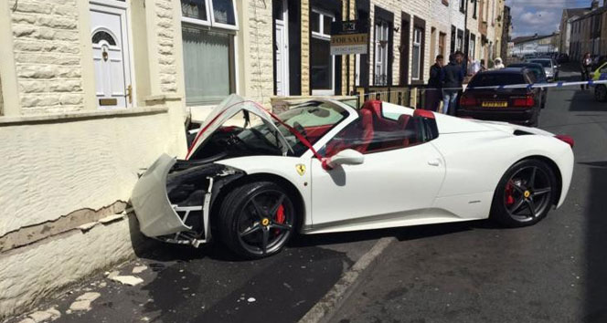 Düğününde kiraladığı milyonluk Ferrari ile kaza yaptı