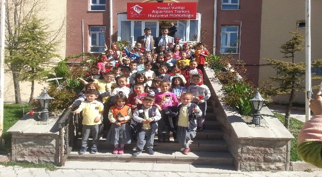 Yozgat Milli Eğitim Vakfı İlkokulu 1.sınıf Öğrencilerinden Huzurevi&#039;ne Ziyaret