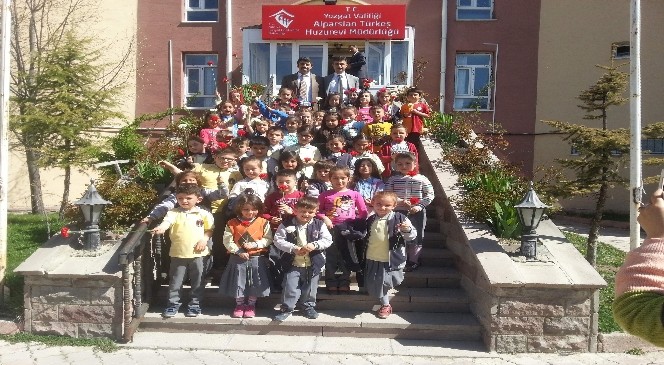 Yozgat Milli Eğitim Vakfı İlkokulu 1.sınıf Öğrencilerinden Huzurevi'ne Ziyaret