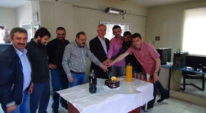Yozgat Yeniufuk Gazetesi 20. Yaşını Pasta Keserek Kutladı