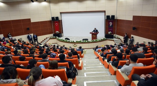 Gümüşhane'de “Yeni Anayasa Ve Başkanlık Sistemi” Konferansı