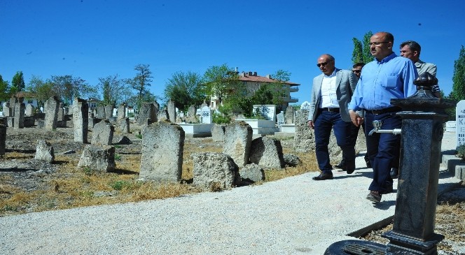 Çalışkan Kazalpa Mezarlığındaki Çalışmaları Yerinde İnceledi