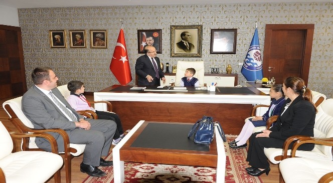 Trabzon&#039;da Çocuk Vali Ve Belediye Başkanları Makamlarına Oturdu