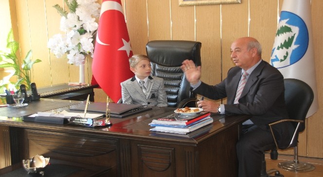 Başkan Arif Çayır Koltuğu Öğrencilere Bıraktı