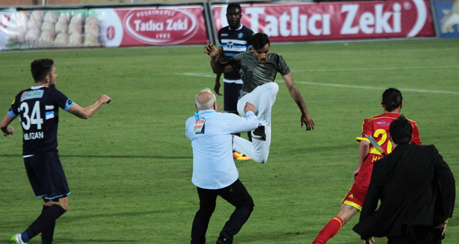 Adana Demirspor Yeni Malatyaspor maçının ardından saha karıştı