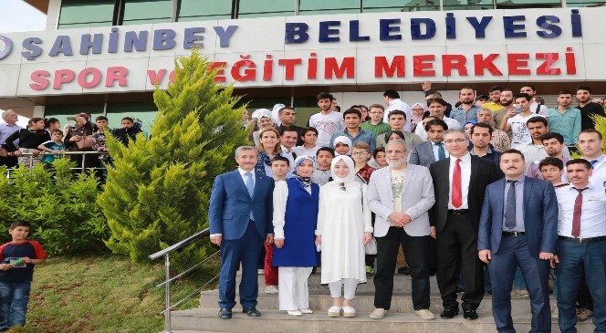 Yusuf İslam Ve Sefure Davutoğlu Gaziantep'te Suriyelileri Ziyaret Etti