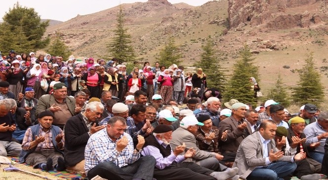Ulukışla&#039;nın Hasangazi Ve İlhan Köyleri Yağmur Duasına Çıktı