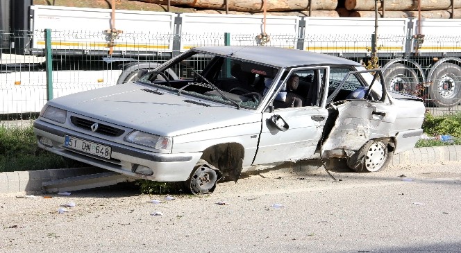 Tekerleği Patlayan Otomobil Kaza Yaptı: 3 Yaralı