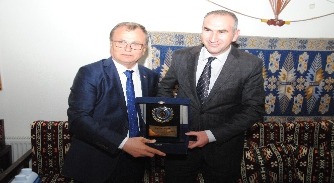 Çay Ticaret Ve Sanayi Odasından Tosyöv Başkan Yardımcısı İhsan Beşer&#039;e Plaket
