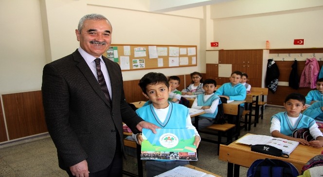 Başkan Karataş&#039;tan Öğrencilere Eğitim Seti