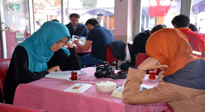 Gümüşhane'de Gençler Kıraathanede Kitap Okudu