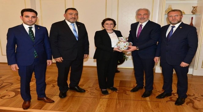 Başkan Ve Milletvekilleri Çevre Ve Şehircilik Bakanı Fatma Güldemet Sarı&#039;yı Ziyaret Etti