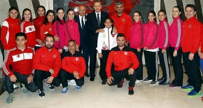 Cumhurbaşkanı Erdoğan’dan karatecilere moral ziyareti