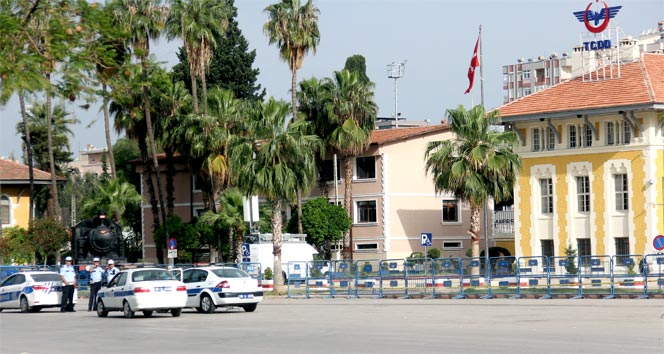 Canlı bomba istihbaratı Adana&#039;da 1 Mayıs kutlamalarını iptal ettirdi