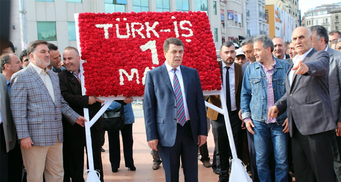 Türk-İş Taksim’e çelenk bıraktı