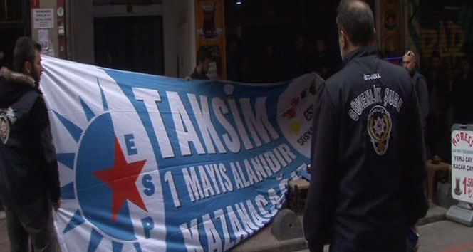 Taksim’de çantasından pankart çıkan grup gözaltına alındı