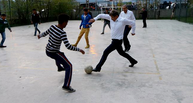 Başbakan Davutoğlu, Varto&#039;da çocuklarla futbol oynadı