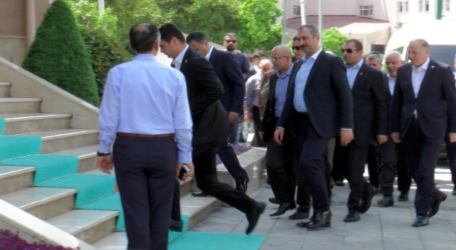 Başbakan Yardımcısı Mehmet Şimşek Yaralıları Ziyaret Etti