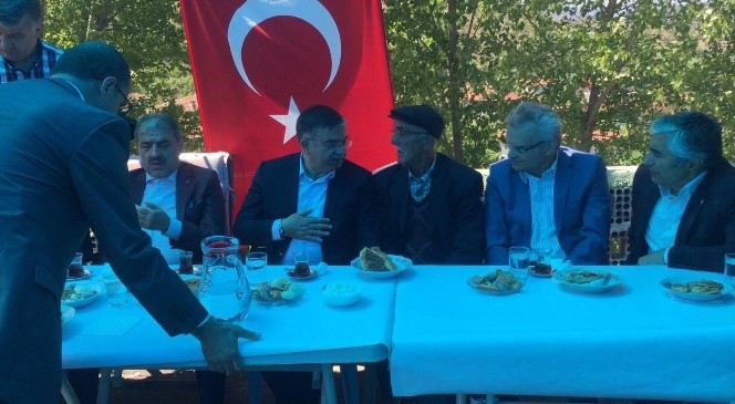 Milli Savunma Bakanı Yılmaz Şehit Ailesini Ziyaret Etti