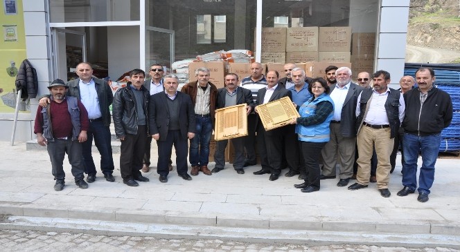 Gümüşhane'de Arıcılığa Kovan Altlığı Desteği