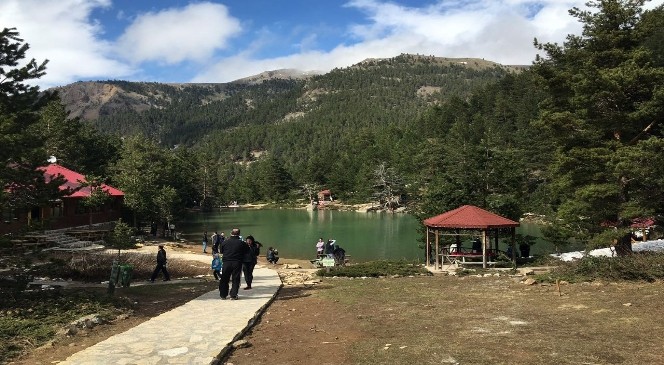 Limni Gölüne Ziyaretçi Akını