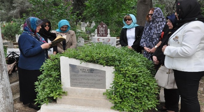 Türkiye&#039;nin Seçilmiş İlk Muhtarı Mezarı Başında Anıldı
