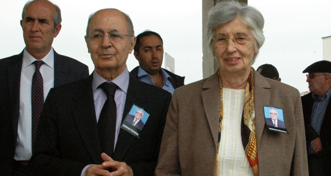 Sezer, arkadaşının cenazesine katıldı ama namaz kılmadı