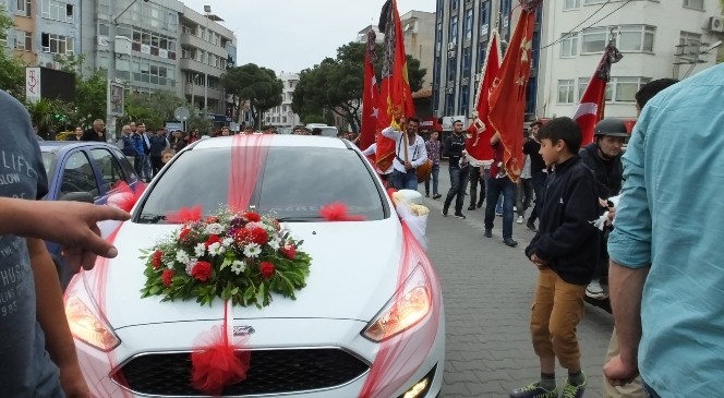 Burhaniye&#039;de DÜğün Alayı Cumhuriyet Meydanında Halay Çekti