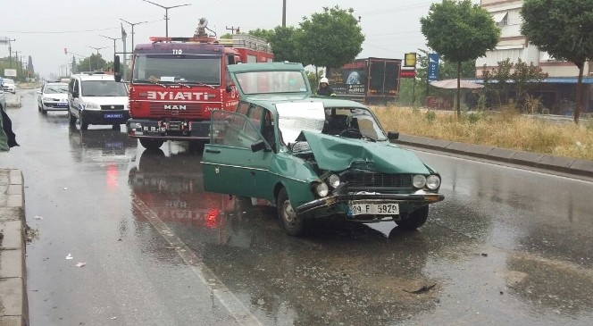 Otomobil Park Halindeki Top Arabasına Çarptı: 1 Ölü 4 Yaralı