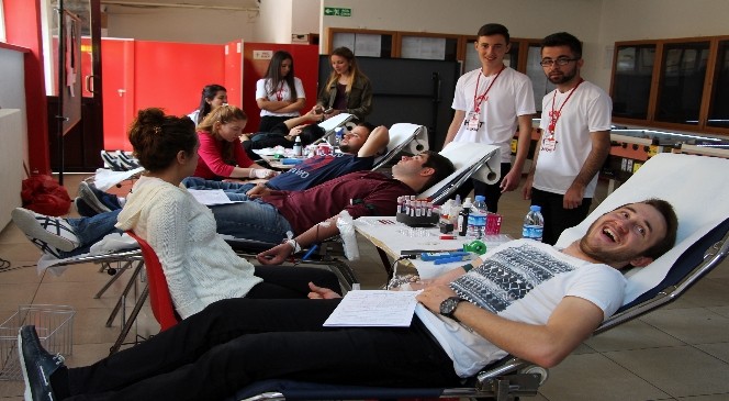 Gediz MYO Öğrencilerinden Kızılay Kan Kampanyasına Yoğun İlgi