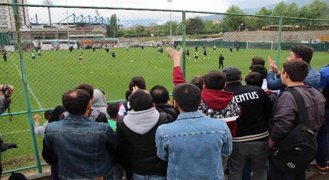 Taraftarlardan Karabüksporlu Futbolculara Tepki