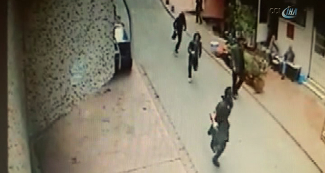 İstanbul’da güpegündüz silahlı soygun kamerada