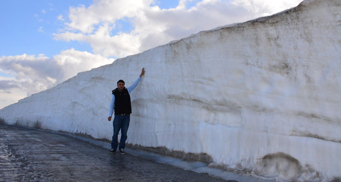 Bitlis&#039;te kar kalınlığı 5 metreyi buluyor