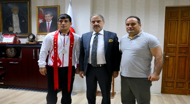 Başkan Dinç'ten Dünya 2. Güreşçiye Ödül