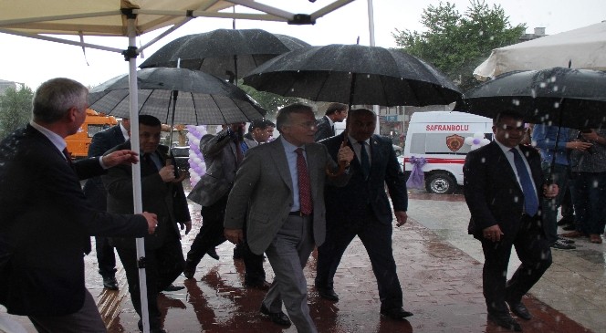 Açılışta Yağmur Bastırdı Protokol Üyeleri Çadıra Sığındı