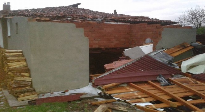 Kastamonu&#039;da Fırtına Evleri Yıktı Çatıları Uçurdu
