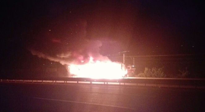 Tem'de TIR Alev Alev Yandı