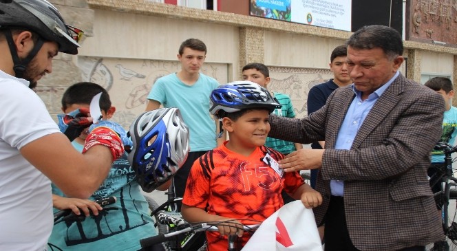 Erzin Belediye Başkanı Şimşek&#039;ten Çocuklara Kask