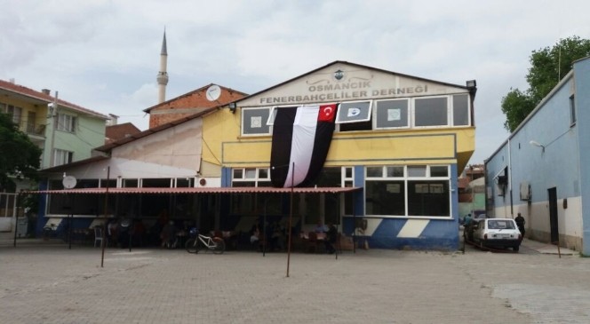 Osmancık Fenerbahçeliler Derneği&#039;ne Beşiktaş Bayrağı Asıldı