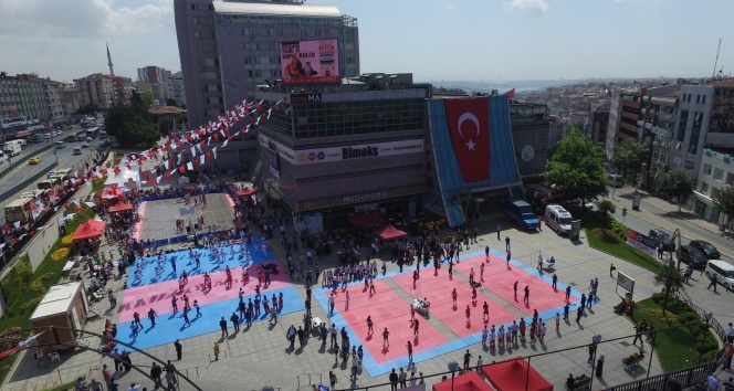Gaziosmanpaşa Meydanı'ndaki gençlik festivali havadan görüntülendi